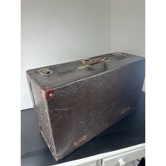 Antique Belber Luggage Trunk – 1920s-30s Wardrobe Trunk with Original Hardware - Picture 13 of 13